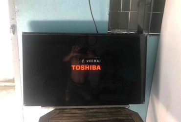 Bán tivi TOSHIBA 32 inch như hình có mạng sài OK..