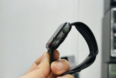 Thanh lý Apple Watch Seri 4 40mm nguyên zin em dùng giờ nâng đời cần Pass nứt xíu mặt sau