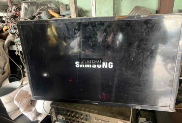 tivi Samsung UA32J4003AK bị mấy vệt như hình