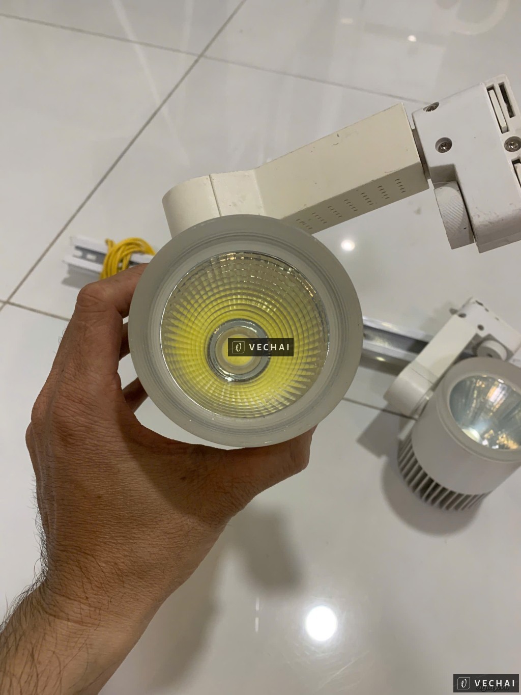 02 Bộ đèn led rọi ray Trắng và Đen 20W như hình dư dùng cần bán