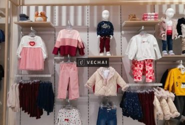 Kệ thanh ray gắn tường dành cho shop quần áo trẻ em