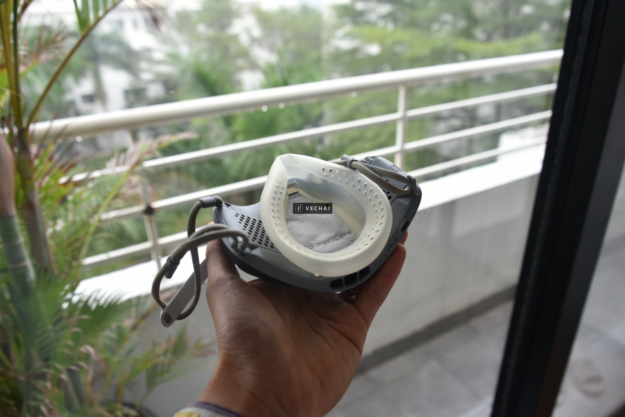 LG Puri Mask 2 – Mặt nạ lọc không khí