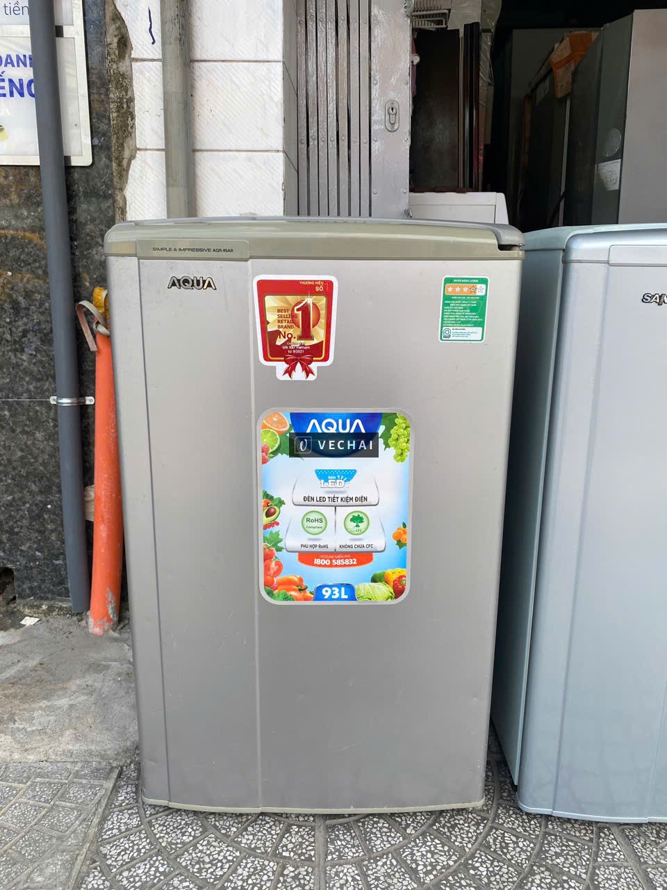 Tủ lạnh mini Aqua dung tích 93 lít, đèn Led