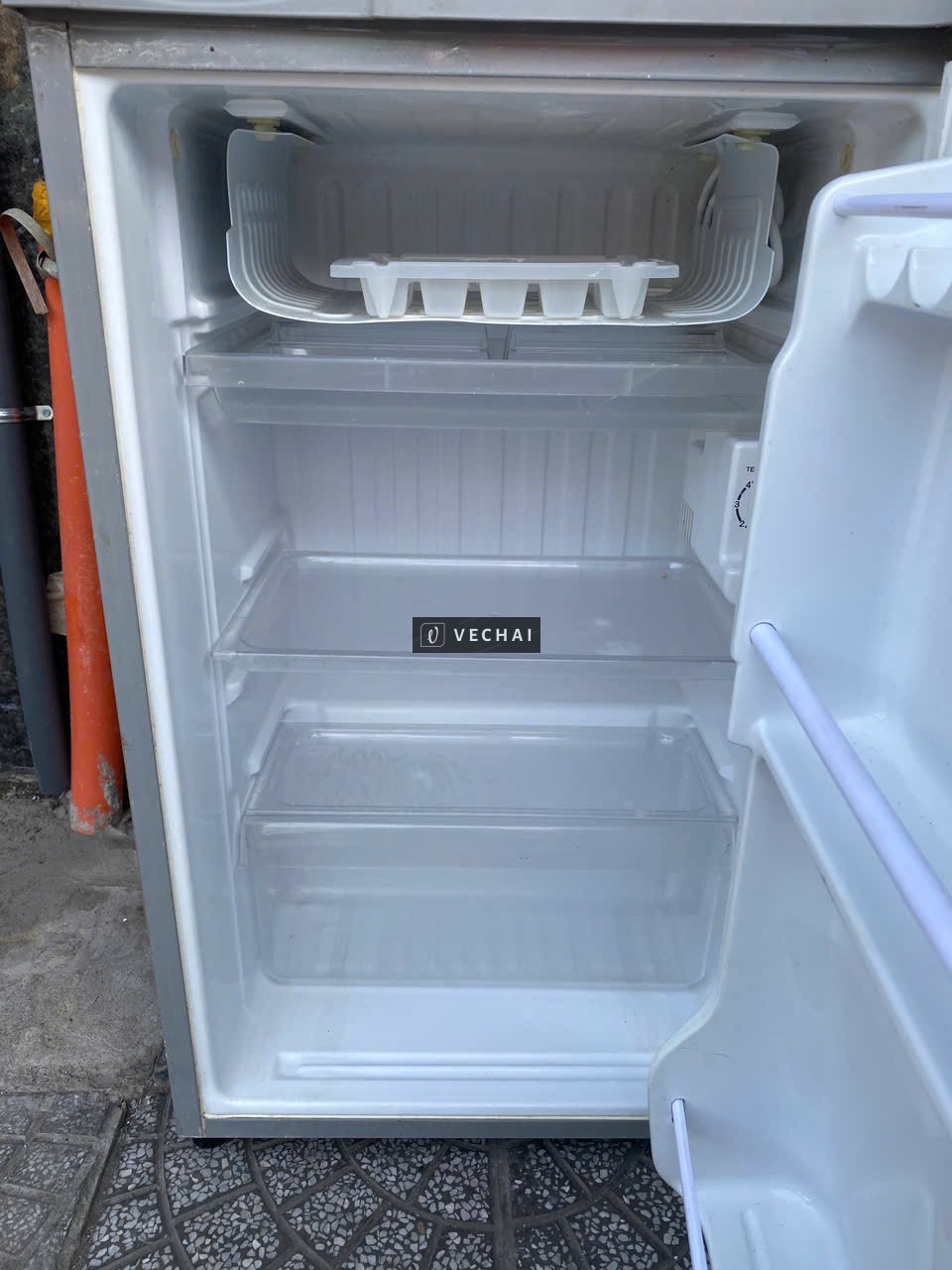 Tủ lạnh mini Aqua dung tích 93 lít, đèn Led