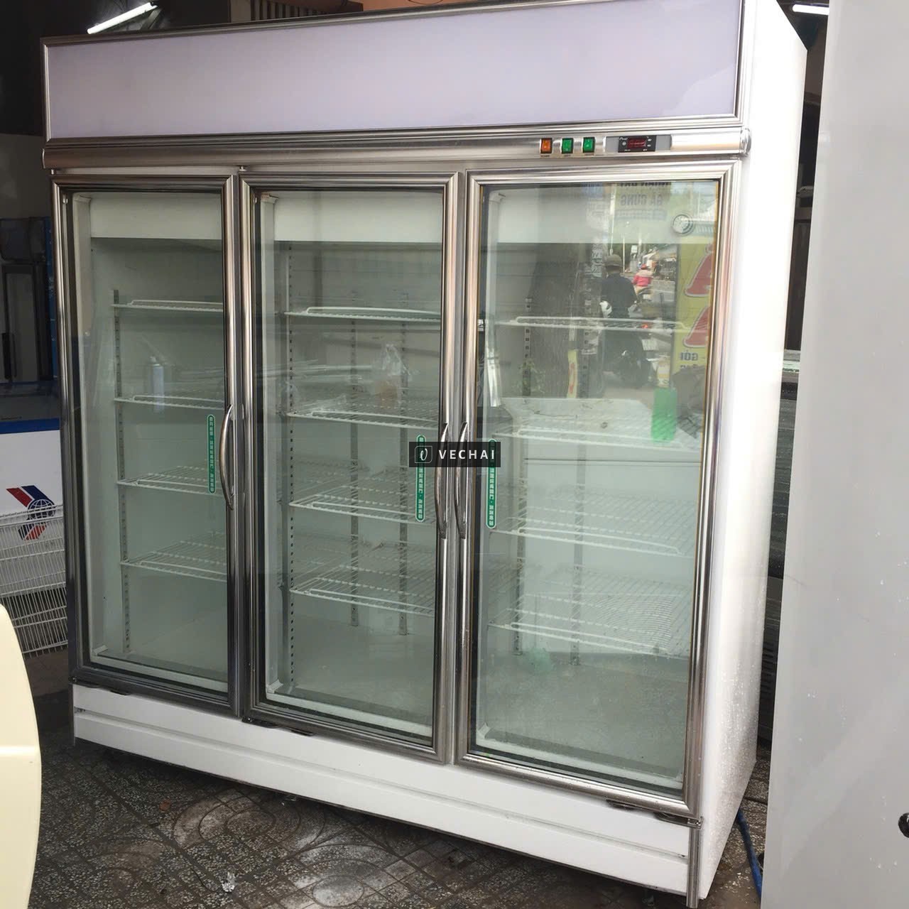 Thanh lý tủ bánh kem 3 tầng bằng kính