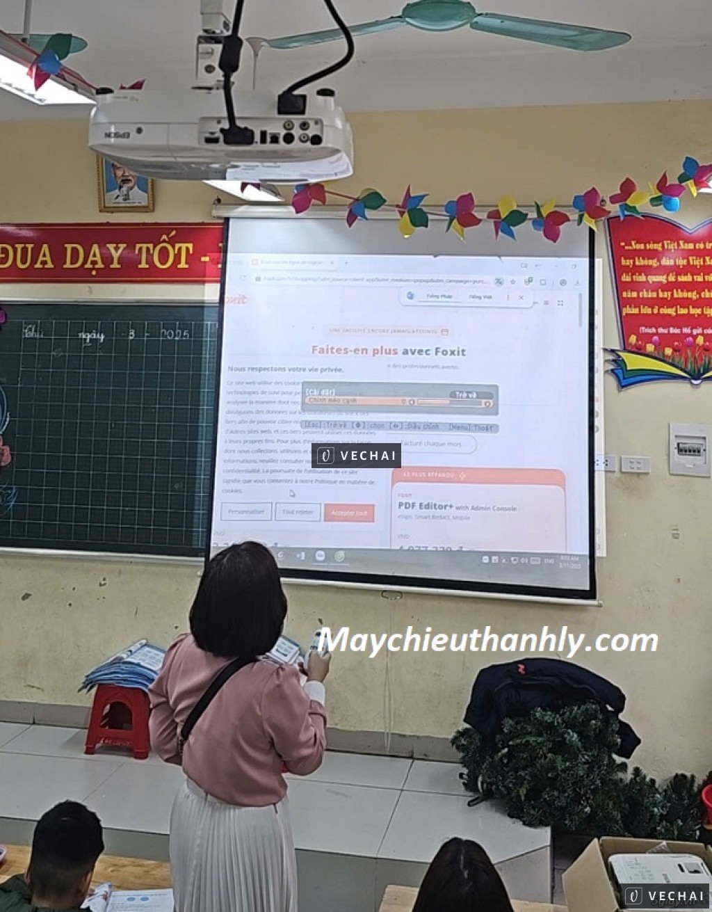 Máy chiếu dạy học giá rẻ