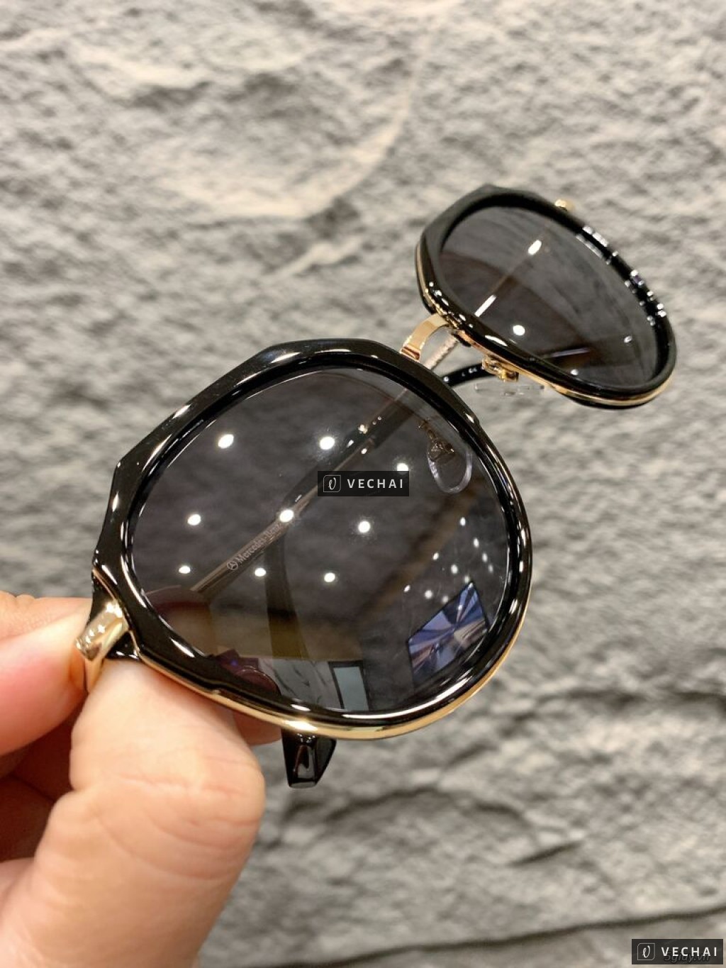 Thanh lý kính Mercedes chính hãng được tặng