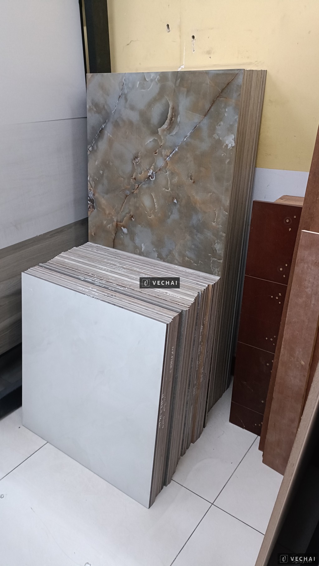 Thanh lý gạch lộn xộn