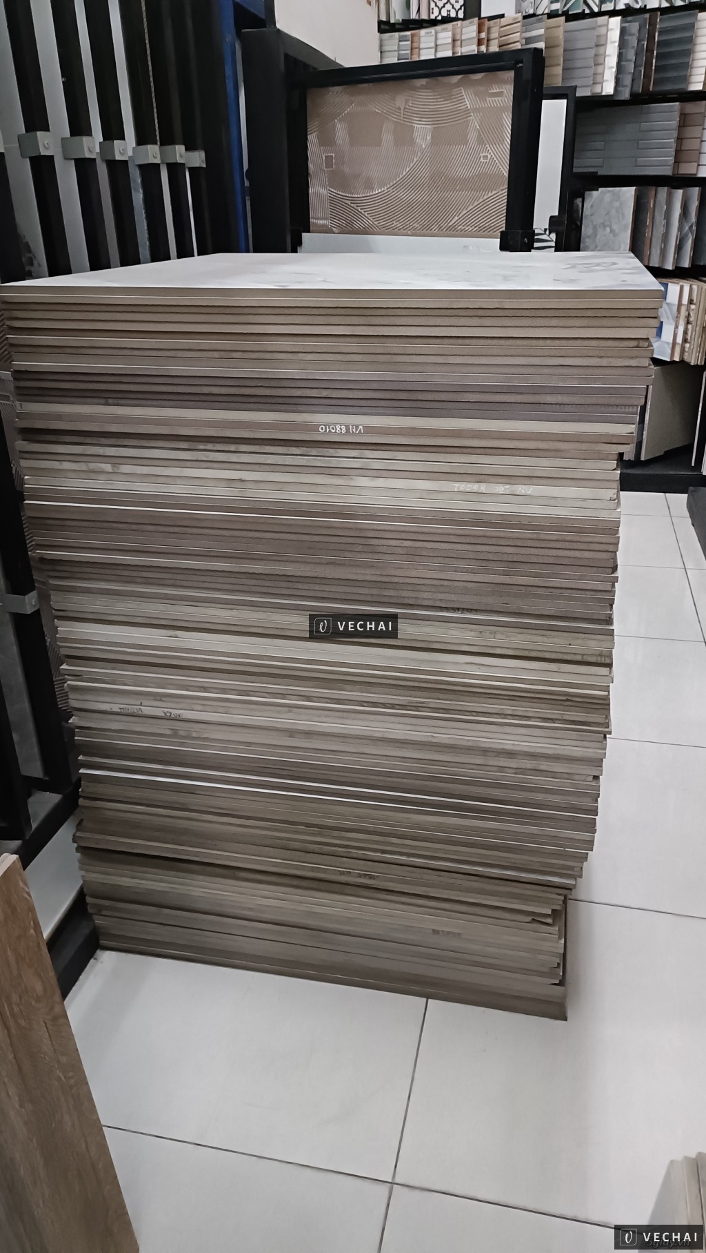 Thanh lý gạch lộn xộn