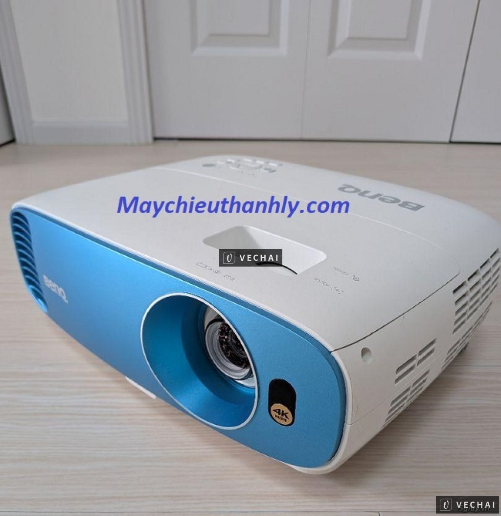 Máy chiếu cũ hàng trưng bày