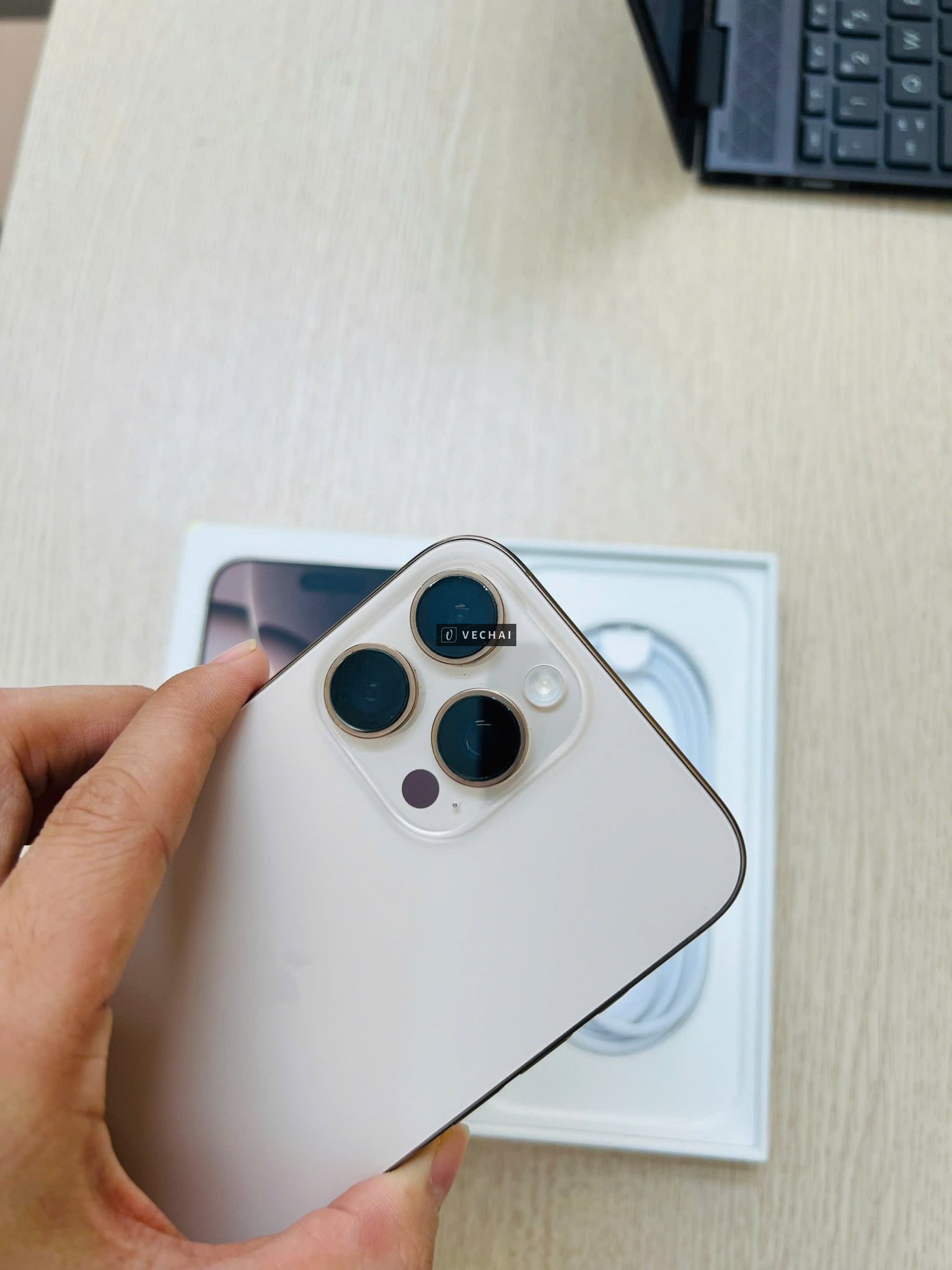 IPHONE 16 PRO MAX 256GB GOLD CHÍNH HÃNG Việt Nam!  – Hình thức có xước qua thời gian  – Pin còn 91%