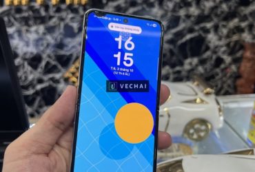 Bán bán cây z flip 5 zin full màn đốm góc trên như hình