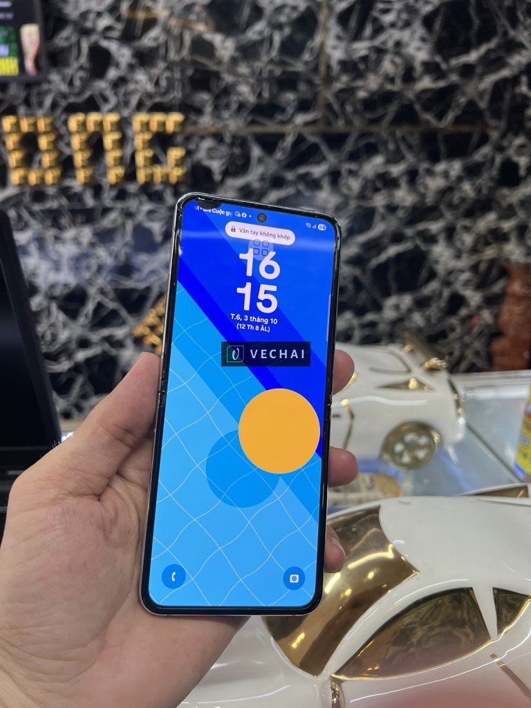 Bán bán cây z flip 5 zin full màn đốm góc trên như hình