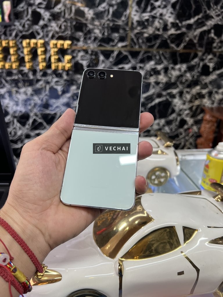 Bán bán cây z flip 5 zin full màn đốm góc trên như hình