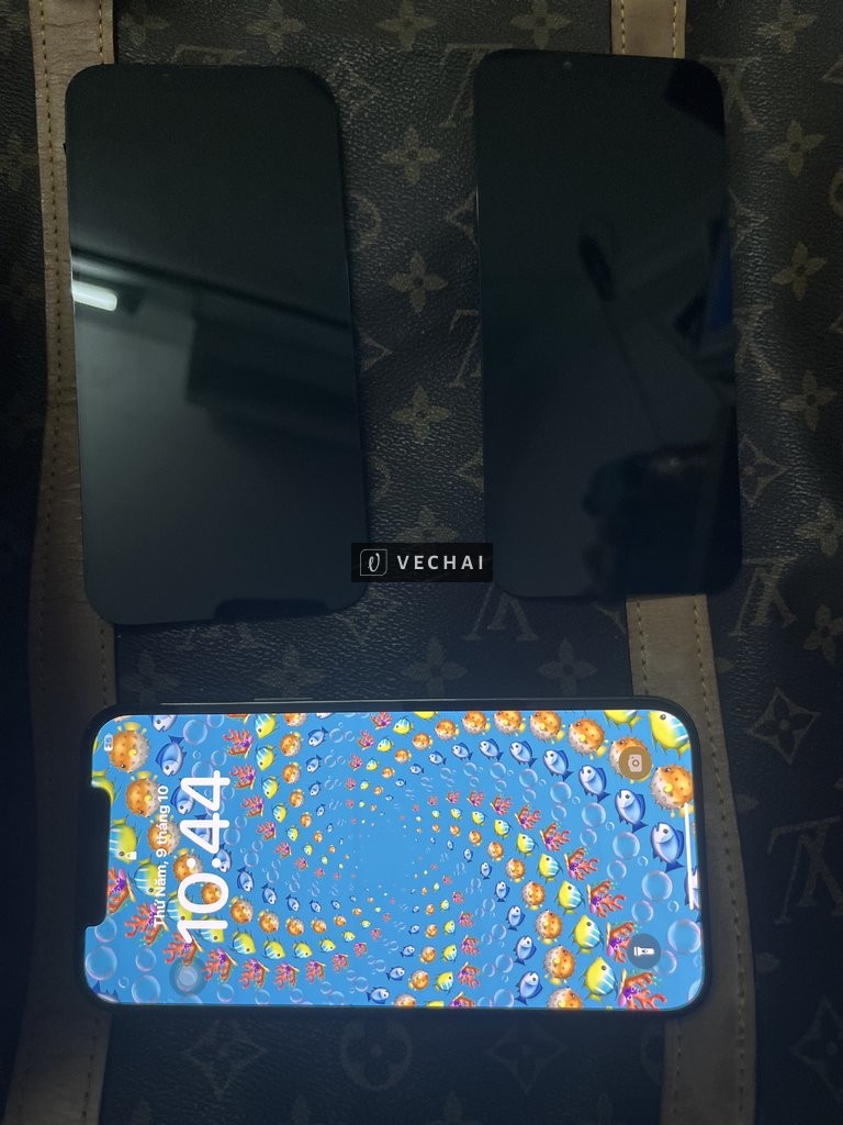 Bán màn 13 promax fix 1 lần đang trắng , 1 màn 13 promax chưa fixhạđộsáng thấy xanhtrong 12 promax liệt