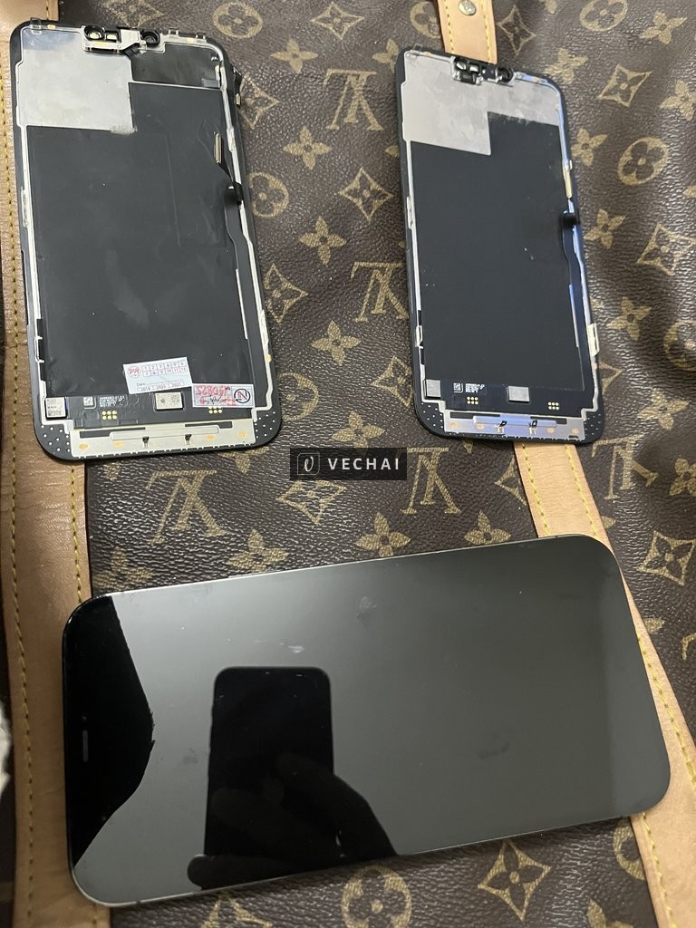 Bán màn 13 promax fix 1 lần đang trắng , 1 màn 13 promax chưa fixhạđộsáng thấy xanhtrong 12 promax liệt