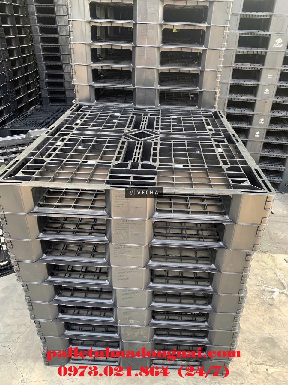 Thanh Lý Gấp – Pallet Nhựa Màu Đen Giá Siêu Rẻ