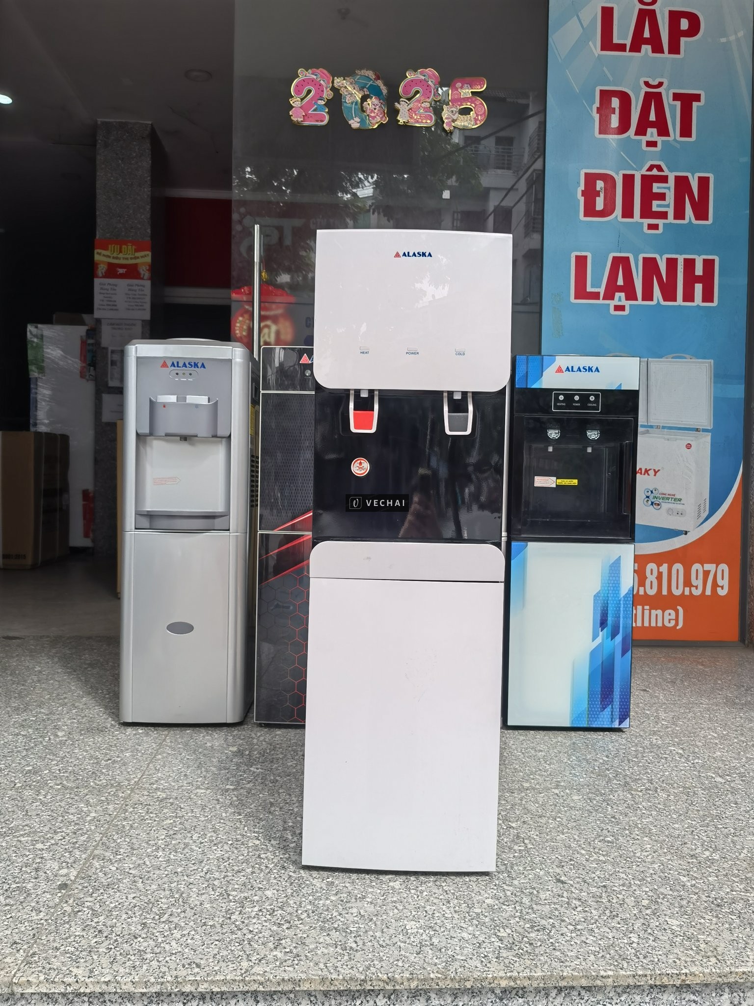 Cây máy nước nóng lạnh Alaska Model R-84 tích hợp tủ lạnh mini hàng tồn kho giá chỉ 1/2 chỉ bao hcm