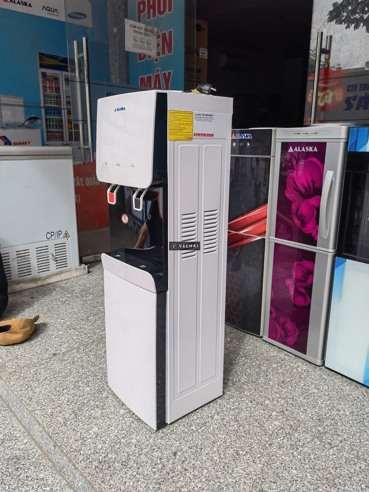 Cây máy nước nóng lạnh Alaska Model R-84 tích hợp tủ lạnh mini hàng tồn kho giá chỉ 1/2 chỉ bao hcm