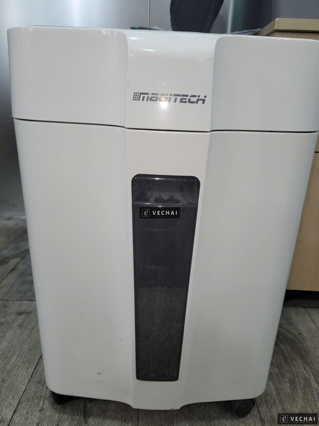 Máy hủy tài liệu Magitech DM-120M màu trắng đang sử dụng tốt.