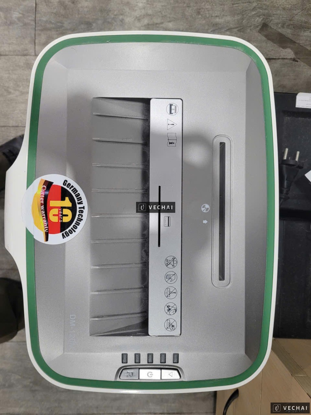 Máy hủy tài liệu Magitech DM-120M màu trắng đang sử dụng tốt.