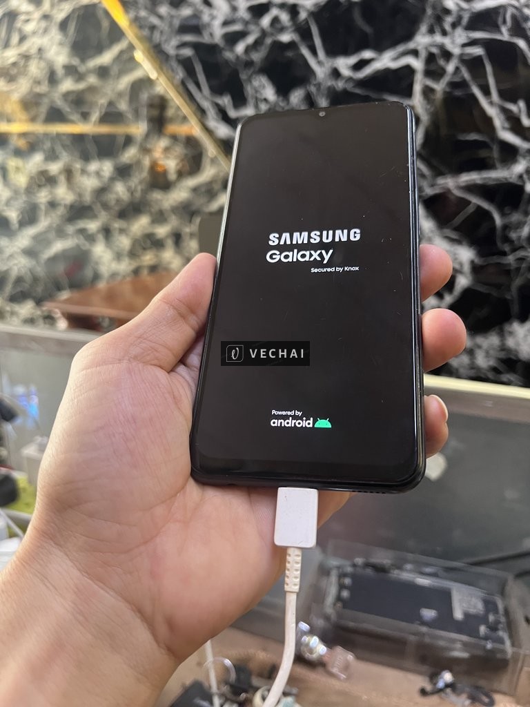 Bán bán cây samsung a23 zin  bị khởi động lại