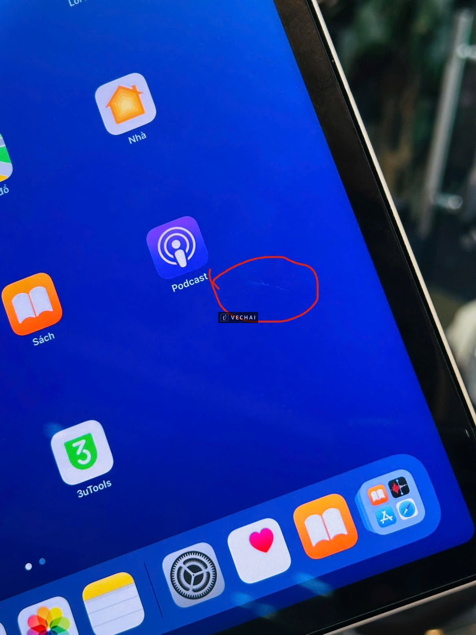 IPAD PRO 12.9 M2 256GB THANH LÝ RẺ CHO ANH EM SD  – Tình trạng trên màn hình có 1 vết xước nhỏ bên t