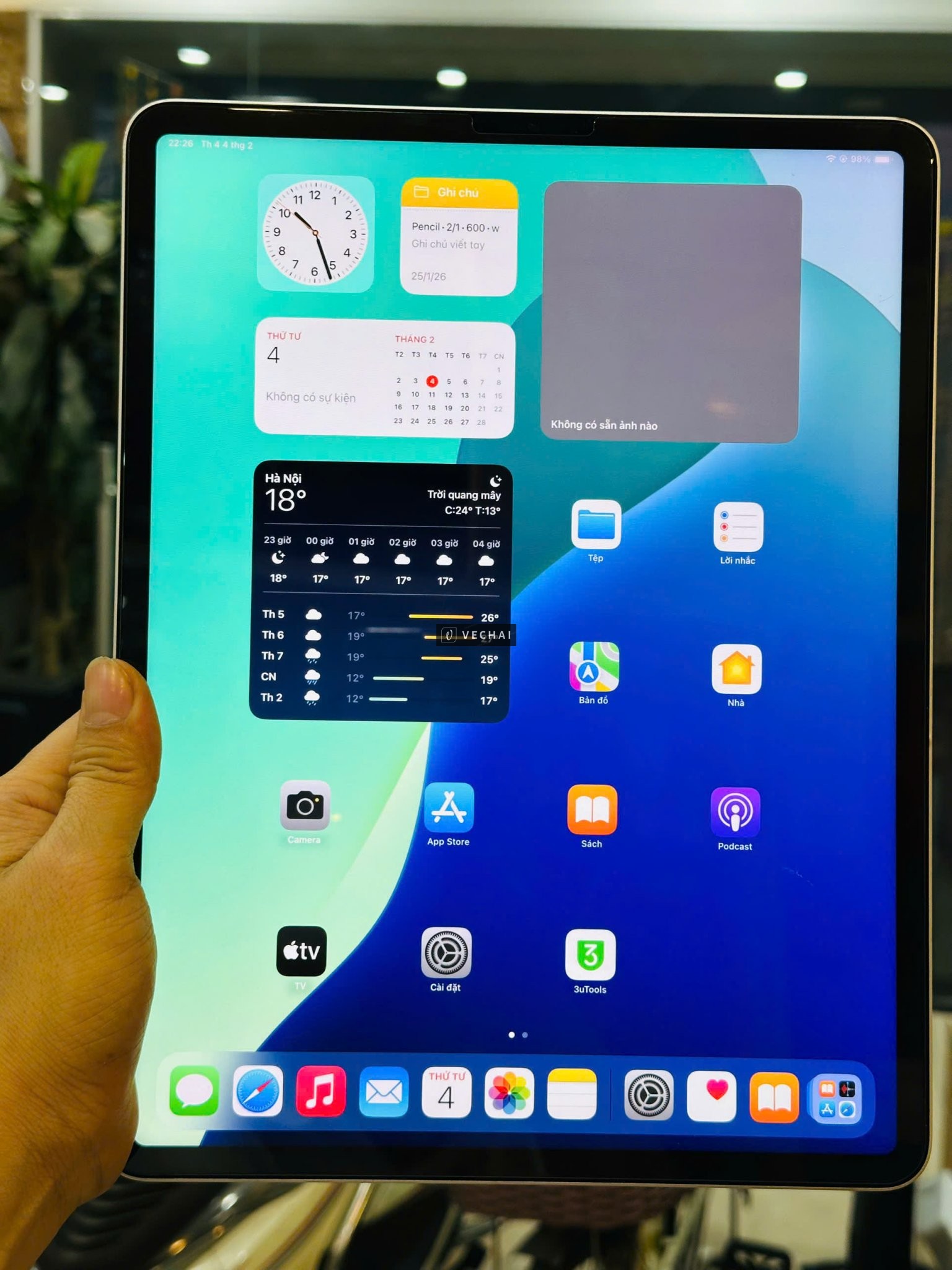 IPAD PRO 12.9 M2 256GB THANH LÝ RẺ CHO ANH EM SD  – Tình trạng trên màn hình có 1 vết xước nhỏ bên t
