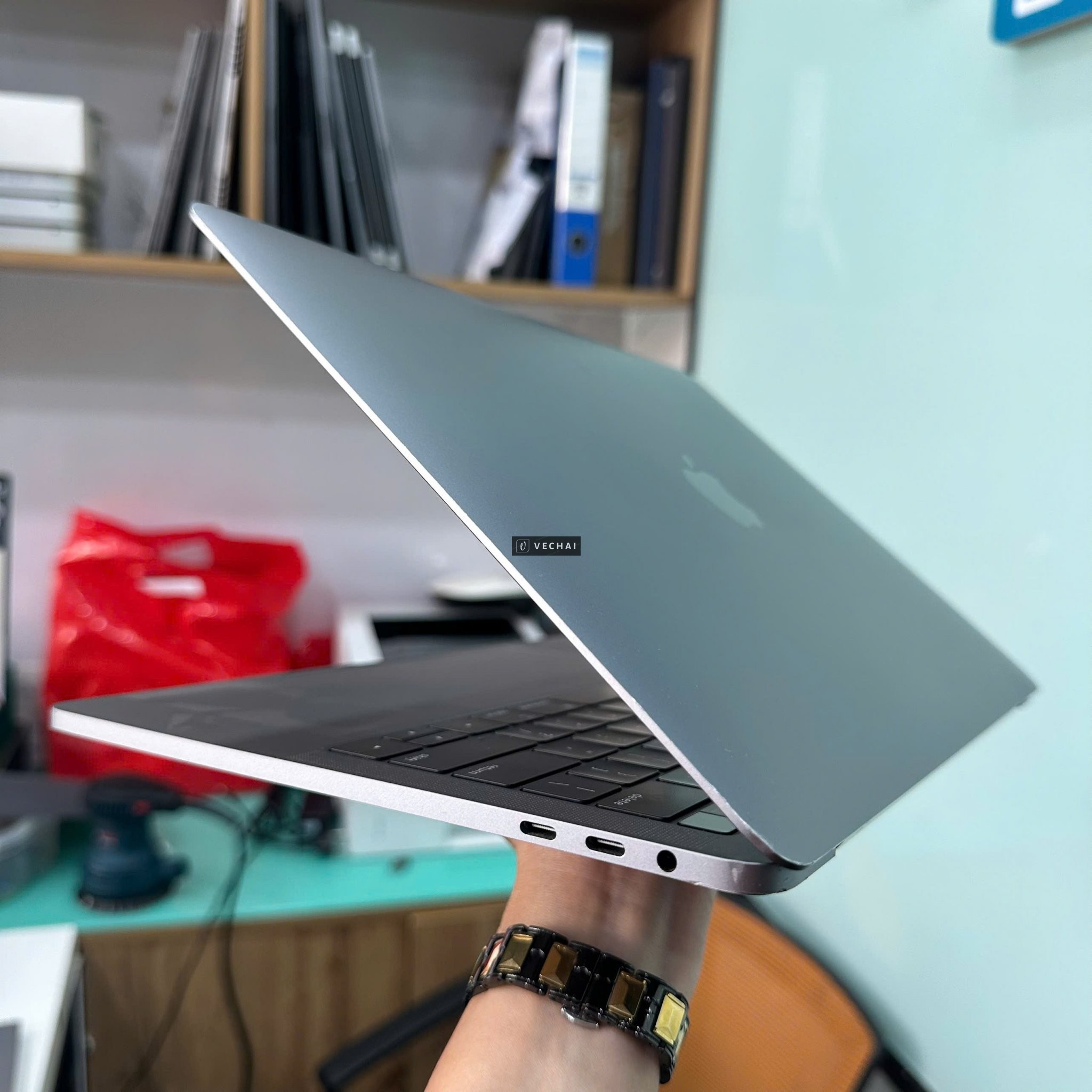MacBook Pro 2019 Core i7 16GB/512GB vỏ ít đẹp