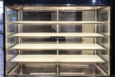 TỦ TRƯNG BÀY BÁNH LẠNH 5 TẦNG DAIKO – 1m8 – SANG TRỌNG & GIỮ LẠNH HIỆU