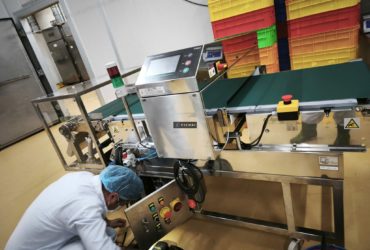 Hướng dẫn sử dụng máy dò kim loại công nghiệp thực tế trong nhà máy